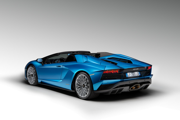 Siêu xe mui trần Lamborghini Aventador LP700-4 Roadster sử dụng động cơ V12, dung tích 6.5 lít, sản sinh công suất tối đa 700 mã lực tại vòng tua máy 8.250 vòng/phút và mô-men xoắn cực đại 690 Nm tại vòng tua máy 5.500 vòng/phút.