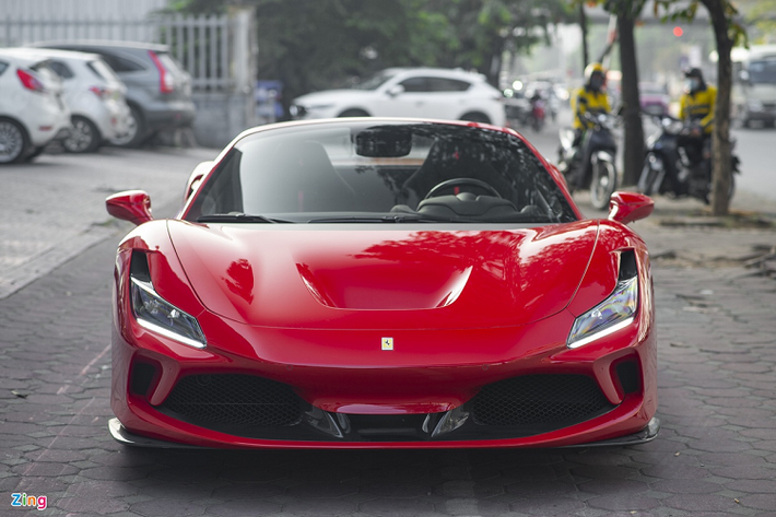 Để kìm hãm sức mạnh này, Ferrari đã trang bị các đĩa phanh kích thước lớn cùng hệ thống kiểm soát góc trượt và hệ thống cải thiện động học FDE+ khi chuyển sang chế độ "Race". Mức giá xe Ferrari F8 Spider này không được tiết lộ. Theo giới thạo siêu xe, mẫu xe mui trần này có giá không dưới 23 tỷ đồng sau khi hoàn thành các thủ tục ra biển số.