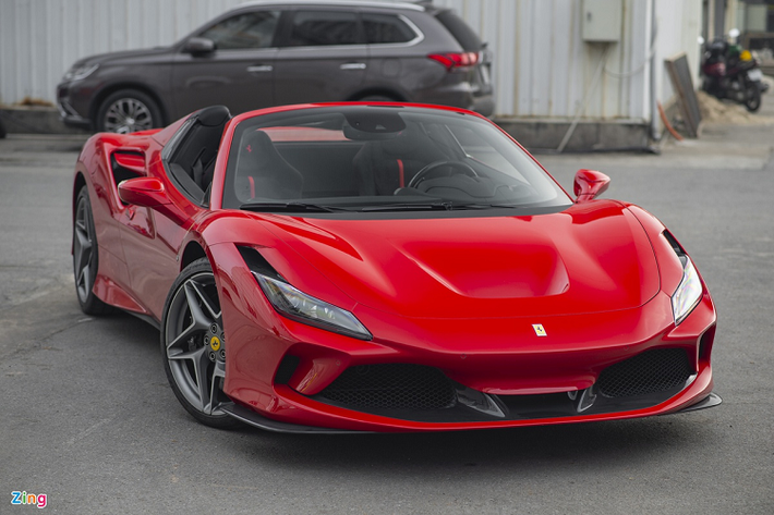 F8 là dòng siêu xe mới của Ferrari, thay thế cho thế hệ 488 trước đó. Cả 2 phiên bản coupe (Tributo) và mui trần (Spider) của F8 được các đại gia Việt mang về khá nhanh. Trong vòng khoảng 6 tháng, có 4 chiếc siêu xe Ferrari F8 xuất hiện tại Việt Nam, chia đều cho bản Tributo và Spider.