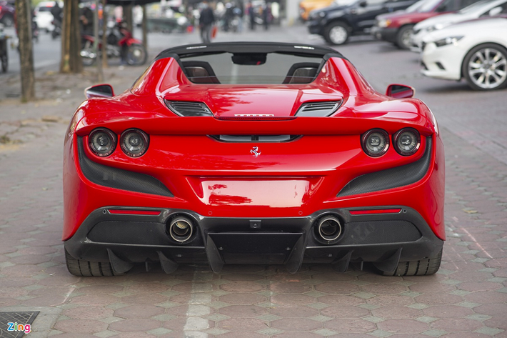 Tương tự F8 Tributo, Ferrari F8 Spider mui trần có thiết kế cứng cáp và thể thao cùng nhiều đường gấp khúc, dập nổi. Các chi tiết carbon được trang bị thêm.