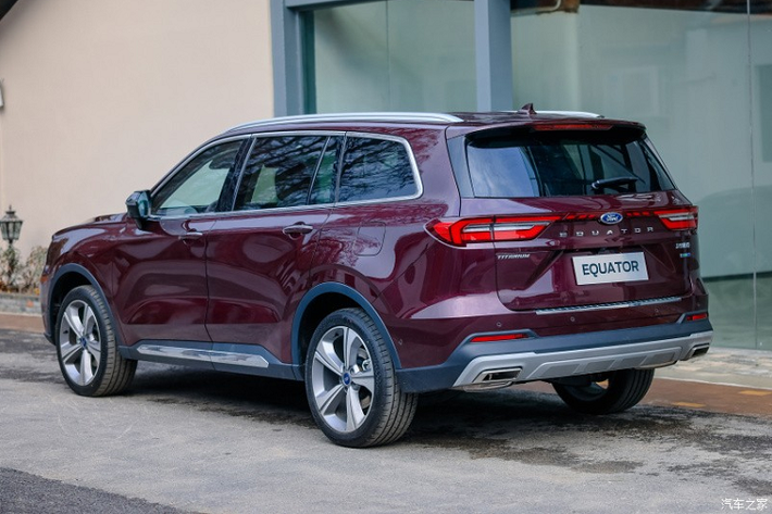 Dự kiến chính thức được tung ra thị trường Trung Quốc vào nửa đầu năm nay, mẫu xe SUV Ford Equator 2021 sở hữu chiều dài 4.905 mm, rộng 1.930 mm, cao 1.755 mm và chiều dài cơ sở 2.865 mm. So với người anh em Ford Everest, mẫu SUV này lớn hơn một chút. Tuy nhiên, Ford Equator 2021 lại nhỏ hơn đàn anh Explorer.