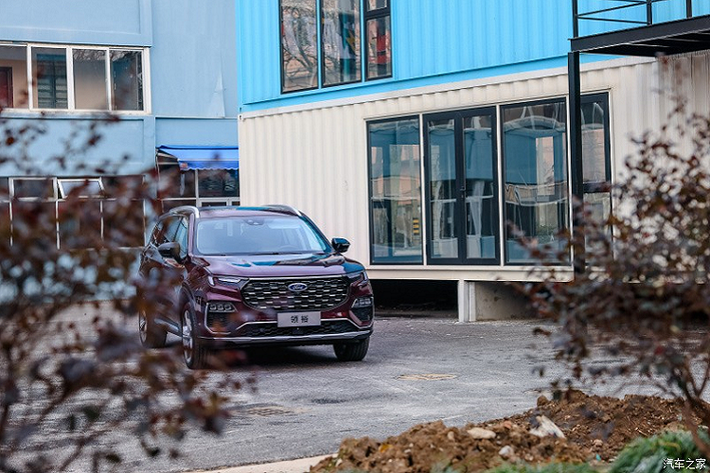 Ford Equator 2021 mới là mẫu SUV 7 chỗ hoàn toàn mới, đã lần đầu tiên lộ diện vào hồi tháng 9 năm ngoái. Mãi đến những ngày cuối tháng 1 đầu năm nay, hãng Ford mới tung ra những hình ảnh chính thức đầu tiên của mẫu SUV này.