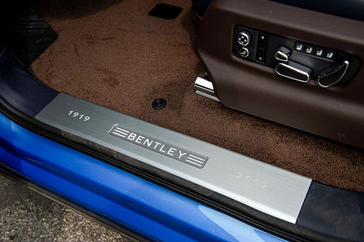 Những hình ảnh do cư dân mạng chia sẻ cho thấy ngoại thất chiếc xe SUV siêu sang Bentley Bentayga V8 còn khá mới nên không có chuyện xe "dầm mưa dãi nắng" gần 2 năm qua ở cảng Hải Phòng mà bộ áo xanh Neptune của xe không đóng bụi dày đặc.