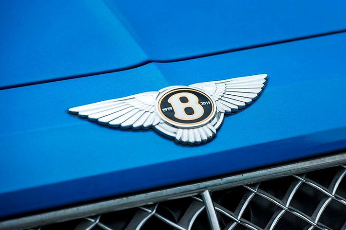 Nằm trong lô hàng sản xuất giới hạn nhân sinh nhật lần thứ 100 của Bentley, chiếc SUV siêu sang Bentayga V8 này có vài điểm nhấn quan trọng như logo chữ B của xe có viền vàng Centenary Gold rất đặc trưng và thêm cặp số 1929-2019 để tạo điểm nhấn cho bên ngoài xe.