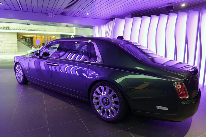 Nhắc lại một chút thông tin về Rolls-Royce Phantom VIII nguyên bản, nó đã có màn ra mắt hoành tráng trong năm 2017 và lập nên một tiêu chuẩn mới trong làng xe siêu sang toàn cầu. Xe có trang bị một động cơ V12 mạnh mẽ, trong khi kiến trúc điện tử biến nó trở thành mẫu Rolls-Royce công nghệ tân tiến nhất từ trước tới nay.