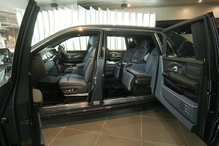 Chính vì điều đó mà những Rolls-Royce Phantom Tranquillity đặc biệt được sản xuất giới hạn 25 chiếc hay gần đây nhất là xe siêu sang Rolls-Royce Phantom Tempus Collection 2021 mới chỉ ra đời 20 xe trên toàn thế giới đã được trình làng vào đầu năm nay nhanh chóng cháy hàng.