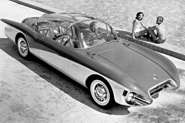 Được phát triển cho sự kiện General Motors Motorama năm 1956, Buick Centurion ra mắt một số tính năng ấn tượng vào thời đó. Nó có ghế đơn lẻ thay vì ghế dài trước khi chúng là một tính năng tiêu chuẩn và tích hợp nhiều tín hiệu lấy cảm hứng từ ngành hàng không vào trong cabin. Nó cũng tự hào có phần nóc bong bóng hoàn toàn trong suốt, lớn nhất được phát triển cho đến lúc đó.