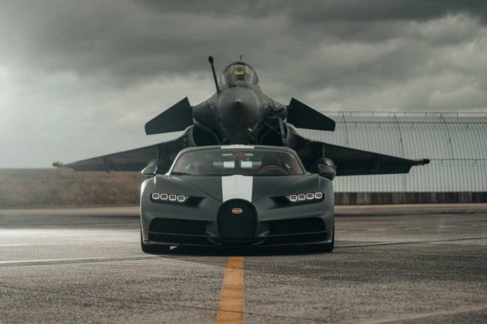 Phiên bản Chiron đặc biệt cũng là sự tôn kính đối với một số tay đua Bugatti đời đầu đã bay cho Không quân Pháp vào đầu những năm 1900. Một trong 20 chiếc hypercar Chiron Pur Sport Les Légendes du Ciel đã đến căn cứ hải quân ở Landivisiau, Tây Bắc nước Pháp cùng với tay lái thử chính thức của Bugatti, Pierre-Henri Raphanel.