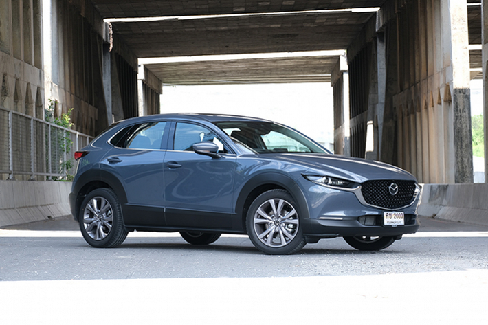 Tại Thái, CX-30 dùng động cơ SkyActiv-G 4cyl 2.0L cho công suất tối đa 162 mã lực tại 6.000 vòng /phút và mô-men xoắn cực đại 213 Nm tại 4.000 vòng/ phút kết hợp với hộp số tự động 6 cấp (6 AT) và hệ dẫn động cầu trước (FWD). Tương tự Mazda3, CX-30 sử dụng hệ thống treo kiểu McPherson ở phía trước và giảm xóc sau dạng thanh xoắn (torsion beam).