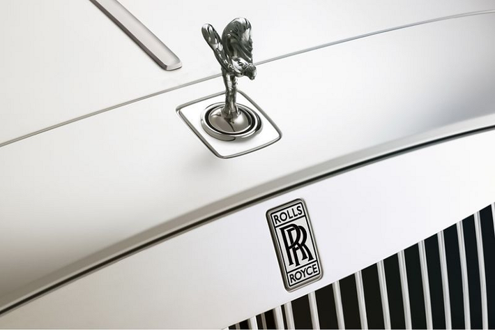 Spirit of Ecstasy của Rolls-Royce được đăng ký quyền sở hữu trí tuệ lần đầu tiên vào ngày 6/2/1911. Trong suốt 110 năm qua, thiết kế của Spirit of Ecstasy vẫn được giữ nguyên chỉ có kích thước là thay đổi.