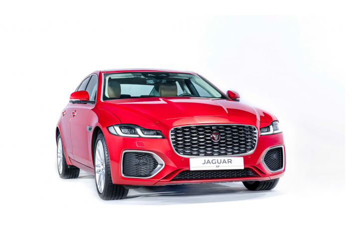 Tại thị trường Việt Nam, Phú Thái Mobility nhập khẩu và phân phối mẫu Jaguar XF 2021 mới với hai phiên bản R-Dynamic S và R-Dynamic SE,trang bị động cơ xăng 2.0L, tùy chọn công suất 250PS hoặc 300PS. Ngoài ra, tùy chọn trên tất cả các phiên bản là gói ngoại thất màu đen. Giá tiêu chuẩn cho Jaguar XF mới lần lượt: XF 2.0 R-Dynamic SE (200PS): 3,119 tỷ đồng; XF 2.0 R-Dynamic SE (300 PS): 3,499 tỷ đồng;