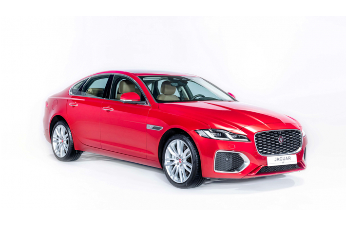 Jaguar XF mới được trang bị nhiều công nghệ an toàn và hỗ trợ người lái tiêu chuẩn. Bao gồm các tính năng như: Phanh khẩn cấp, Giám sát tình trạng người lái, Hỗ trợ giữ làn đường, Camera toàn cảnh 3D và Cảm biến hỗ trợ đỗ xe phía trước và phía sau.