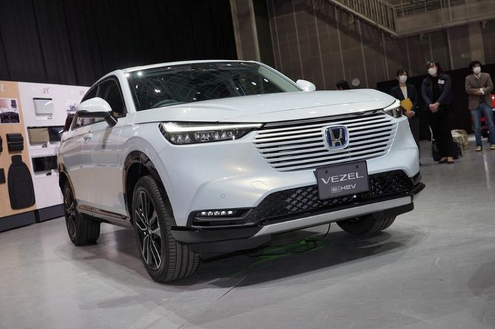 Honda HR-V 2021 mới sẽ có giá bán khởi điểm từ 2,279 triệu Yên, tăng 165.774 Yên so với trước đây. Hai bản Hybrid X và Z cao hơn có giá bán lần lượt là 2,658 triệu Yên và 2,998 triệu Yên (khoảng 560 và 632 triệu đồng), tăng 153.145 Yên và 238.314 Yên (khoảng 32,2 và 50,2 triệu đồng).