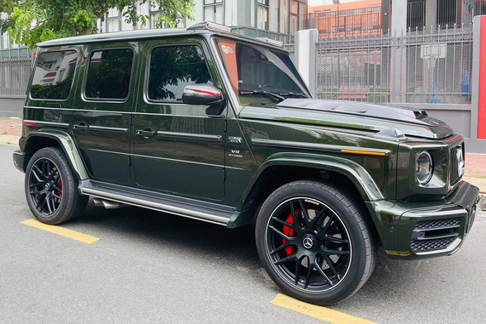 Nếu như ai là một người hâm mộ cuồng nhiệt dòng xe SUV hạng sang được mệnh danh là "ông vua địa hình" chắc không còn quá xa lạ với nhà độ đến từ Đức này. Lướt bên ngoài diện mạo chiếc xe SUV hạng sang Mercedes-AMG G63 màu bộ đội mang bản độ Brabus của đại gia Việt có thể thấy nhiều chi tiết ở ngoại thất được bồi dưỡng thêm carbon của hãng độ nổi tiếng trên thế giới này.