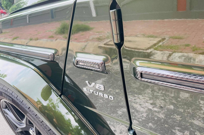 Giá xe Mercedes-AMG G63 chính hãng tại Việt Nam đang bán là 10,95 tỷ đồng nhưng chưa bao gồm các tùy chọn. Còn tại các đại lý tư nhân, phiên bản nhập khẩu về có mức giá từ hơn 15 tỷ đồng.