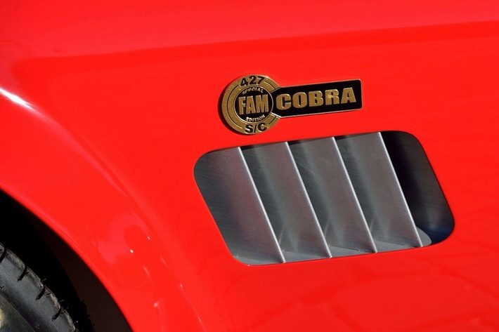 Tuy ra mắt vào năm 1965, dòng xe Cobra tiếp tục được Carroll Shelby cấp phép sản xuất vào cuối những năm 1990. Chiếc Shelby 427 Cobra CSX1010 đời 1965 này có màu sơn ngoại thất đỏ Rosso Corsa truyền thống của Ferrari. Logo FAM có thể được tìm thấy tại nhiều vị trí ở cả ngoại thất và nội thất.