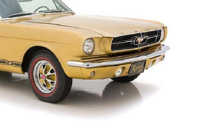 Cụ thể, ban đầu các nhà sản xuất đã đạt thỏa thuận với Ford cung cấp một chiếc Ford Mustang Fastback đời 1965 chế tạo riêng với lớp sơn vảy vàng cho bộ phim. Chế tạo trong vai trò xe độc nhất vô nhị, chiếc Mustang này có vẻ ngoài vàng óng đẹp mắt, tấm ốp dưới cản va trước độc đáo với đèn pha công suất cao, và bộ la-zăng độc nhất với điểm nhấn màu vàng.