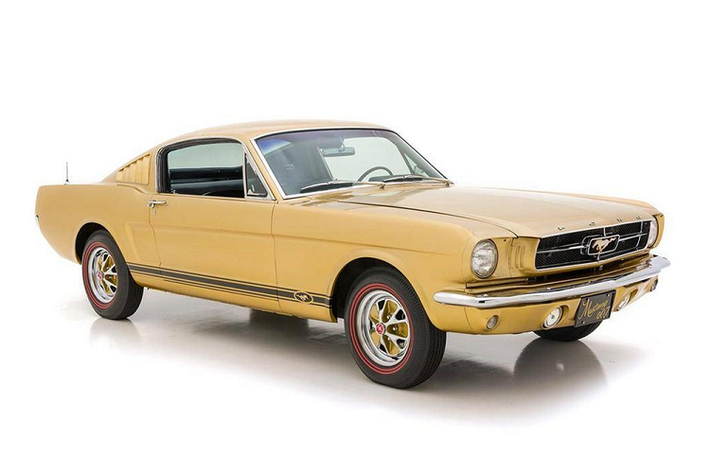 Góp mặt trong cảnh truy đuổi bằng xe nổi tiếng ở bộ phim kinh điển “Bullitt” với huyền thoại Steve McQueen, Ford Mustang cơ bắp là một chiếc xe điện ảnh lừng danh với đông đảo người hâm mộ suốt bao năm qua. Tuy nhiên, đây không phải là lần xuất hiện hoành tráng đầu tiên trên màn ảnh rộng của mẫu xe cơ bắp này, bởi trước đấy nó đã góp mặt trong bộ phim James Bond tựa đề “Goldfinger” năm 1964 mà giới thiệu khán giả tới mẫu Aston Martin DB5.
