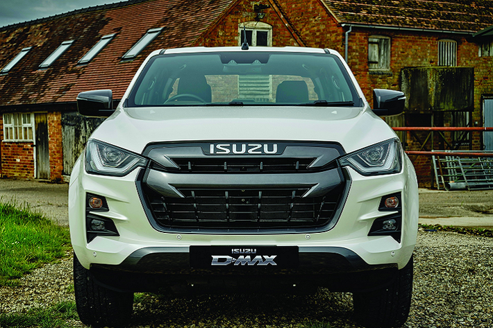 Sau hơn một năm ra mắt thế giới, mẫu bán tải Isuzu D-Max thế hệ mới đã được trình làng tại Anh quốc. Xe được bán với 2 cấu hình cabin đơn và cabin đôi, cùng 3 phiên bản gồm Business, All-Purpose và Adventure. Giá bán tiêu chuẩn của mẫu xe này là 20.999 bảng Anh (29.479 USD - tương đương 683 triệu đồng).