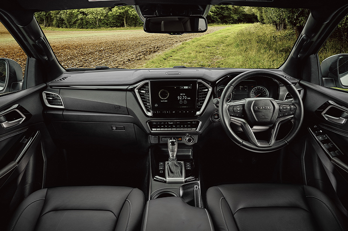 Isuzu D-Max Adventure là phiên bản cao cấp nhất, ngoại hình thể thao hơn so với 2 bản còn lại. Xe được trang bị đèn pha tự động. Bên trong nội thất có màn hình giải trí cảm ứng 9 inch, gương chiếu hậu chống chói, ghế bọc da và thảm sàn cao cấp V-Cross.