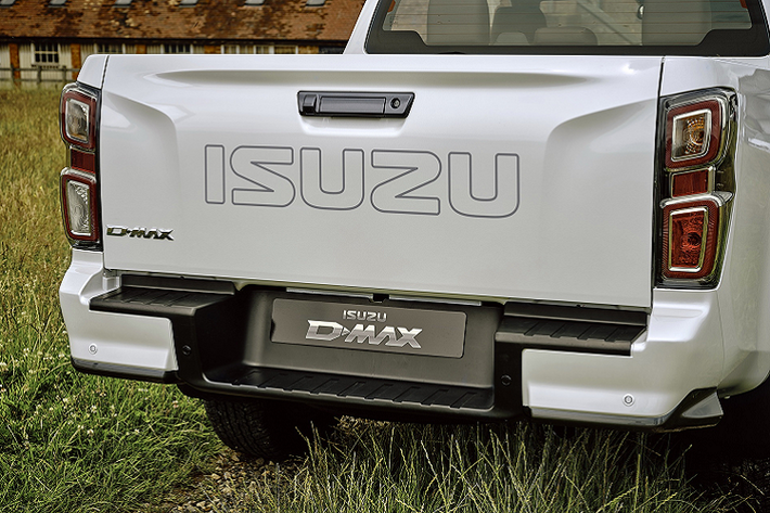 Tại Anh quốc, mẫu xe bán tải Isuzu D-Max 2021 có các màu ngoại thất tiêu chuẩn như đen Onyx, xám Obsidian, bạc Mercury và trắng Splash. Bản DL20 có thêm tùy chọn màu đỏ Spinel, cam Valencia, bản DL40 có màu trắng ngọc trai. Isuzu D-Max 2021 sẽ được chính thức bán ra tại Anh từ đầu tháng 3.
