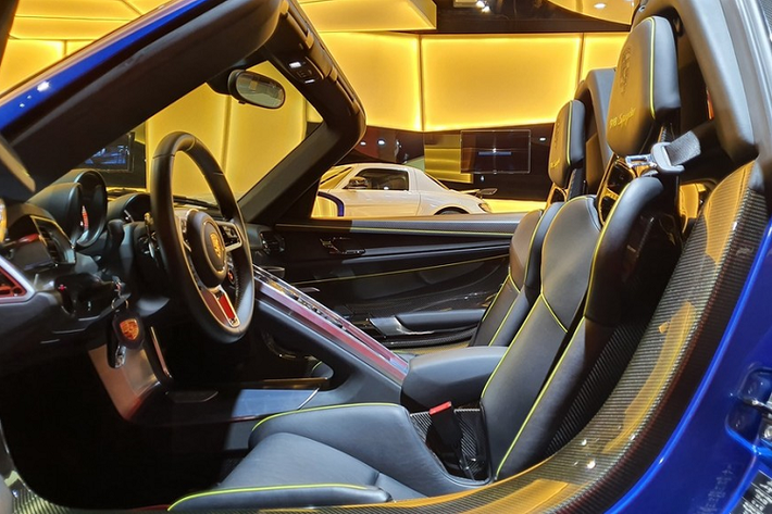 Giá xe Porsche 918 Spyder khi về đến Việt Nam không được tiết lộ, chỉ biết rằng, chiếc độc nhất Việt Nam được mua từ một đại lý siêu xe ở Dubai, nơi khá bén duyên khi bán xe hypercar cho các nhà giàu Việt, trước đó, Minh "Nhựa" hay Hoàng Kim Khánh từng bay sang tận đây để sắm Pagani Huayra hay McLaren Senna.