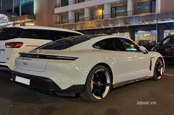Tuy nhiên, chủ nhân của chiếc Taycan Turbo S này đã nâng cấp động cơ xe thông qua một xưởng độ Việt, để mang lại trải nghiệm lái mạnh mẽ và phấn khích hơn.