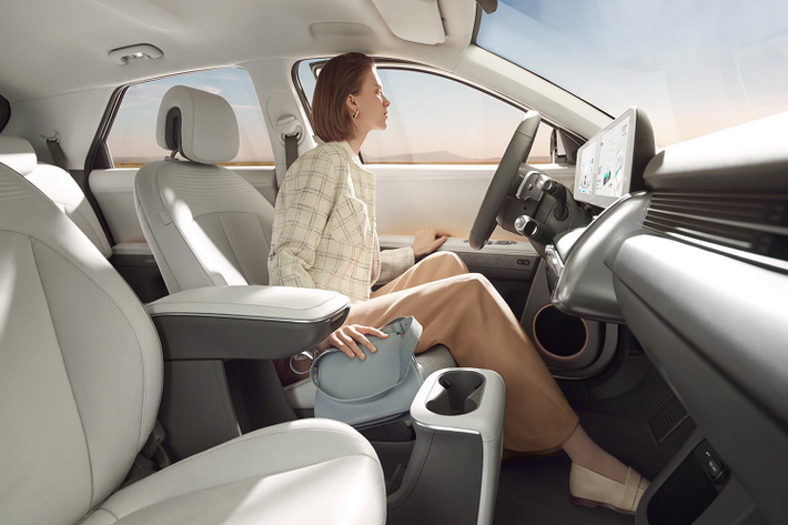 Cả hai biến thể của Ioniq 5 đều sử dụng cùng một gói pin lithium-ion polymer 72,6 kWh với cấu trúc điện 800 volt. Điều này có nghĩa là mẫu EV này có thể được sạc từ 10 đến 80% chỉ trong hơn 17 phút thông qua bộ sạc 350 kW. Đối với bộ sạc 50 kW, xe tốn 56 phút cho bản 2WD và 61 phút cho biến thể AWD.