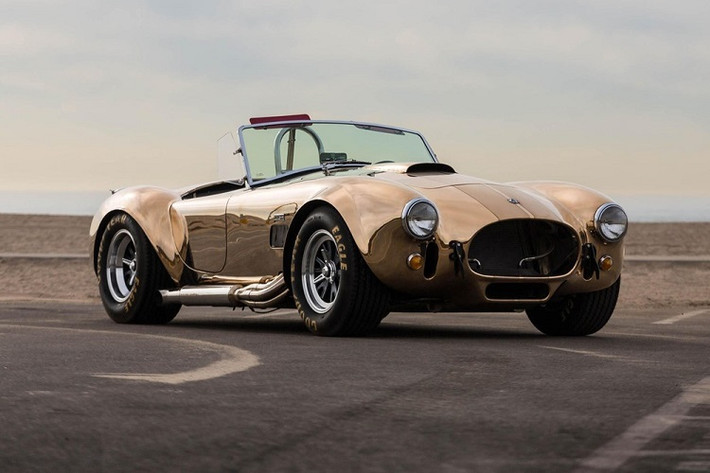 Ford GT40 và Shelby Cobra có chia sẻ điểm chung gì ngoài chuyện đều liên quan tới thương hiệu Ford, huyền thoại Carroll Shelby, và động cơ V8? Câu trả lời là hai mẫu xe kinh điển này đều có nhiều bản sao trên thị trường. Vì là biểu tượng đích thực của thế giới ô tô, khó trách mọi người mê xe đều mong muốn được một lần thử cầm lái chúng.