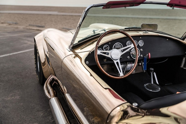 Chiếc Shelby Cobra 1965 hết sức đặc biệt dưới đây là một ví dụ hoàn hảo cho chuyện này, nhưng nó không chỉ đơn giản có mỗi vẻ ngoài thu hút.