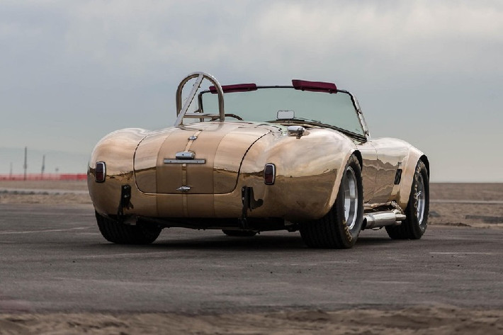 Tuy nhiên, những chiếc xe Shelby Cobra 1965 nhái có thể trông khá xấu xí vì chi phí chế tạo rẻ tiền, nhưng thi thoảng, chúng ta lại bắt gặp một chiếc xe bản sao đẹp đến mức khiến người hâm đặt câu hỏi liệu nó có tốt hơn cả bản gốc hay không.