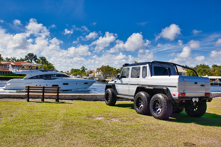 Về nguyên bản, siêu bán tải Mercedes-AMG G63 6×6 có kích thước tổng thể khá đồ sộ với chiều dài 5875 mm rộng 2110 mm và cao 2210 mm. Dòng SUV 6 bánh của Mercedes-Benz được trang bị 6 khóa vi sai và khoảng sáng gầm lên đến 460 mm cùng với khả năng lội nước 1.000 mm. Xe có trọng lượng lên đến 4.105 kg nhưng vẫn có thể đạt vận tốc 100 km/h chỉ trong 7,8 giây, tốc độ tối đa được giới hạn ở mức 160 km/h.