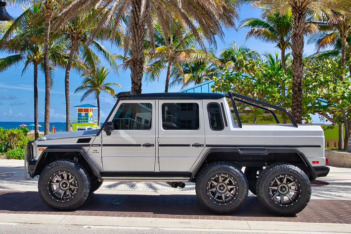 So Flo Jeeps là một hãng độ nổi tiếng với việc nâng cấp trục, bánh xe và các gói hiệu suất cao cấp cho tất cả các loại xe trong 13 năm qua. Ngoài ra, thương hiệu này đồng thời cũng đã tạo ra những chiếc xe 6x6 có tính năng trục giữa cực kỳ độc đáo cũng như giúp đem lại một luồng gió mới cho những người chơi xe ưa thích sự độc đáo. Mercedes G63 AMG độ G63 6x6 chính là một minh chứng cho tay nghề của những người thợ đến từ thương hiệu Mỹ.