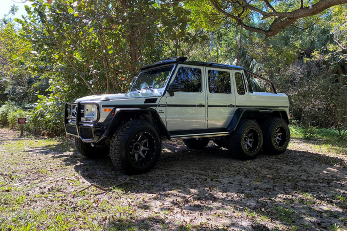 Thương hiệu So Flo Jeeps đồng thời còn cung cấp dịch vụ nâng cấp, chuyển đổi chiếc Mercedes-Benz G-Class thông thường thành phiên bản 6x6 với những trang bị độc đáo theo sở thích cá nhân của chủ sở hữu với giá thành bắt đầu từ 175.000 Đô. Thoạt nhìn, phiên bản độ này và phiên bản gốc cũng không có quá nhiều sự khác biệt ở diện mạo tổng thể hay thiết kế khoang nội thất của xe bởi lẽ bản nâng cấp này cũng được lấy nền tảng từ một chiếc G63 thông thường.