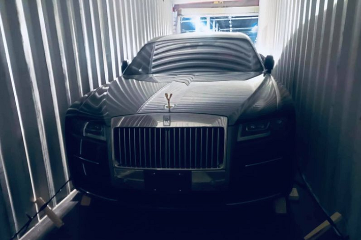 Rolls-Royce Ghost 2021 tại Việt Nam thuộc bản trục cơ sở dài, xe có ngoại thất 2 tông màu cao cấp với nửa trên màu xám và nửa dưới màu đen, kết hợp đường coachline màu nâu độc đáo. Đi kèm là bộ mâm sáng loáng càng làm tăng thêm vẻ sang trọng của xe.