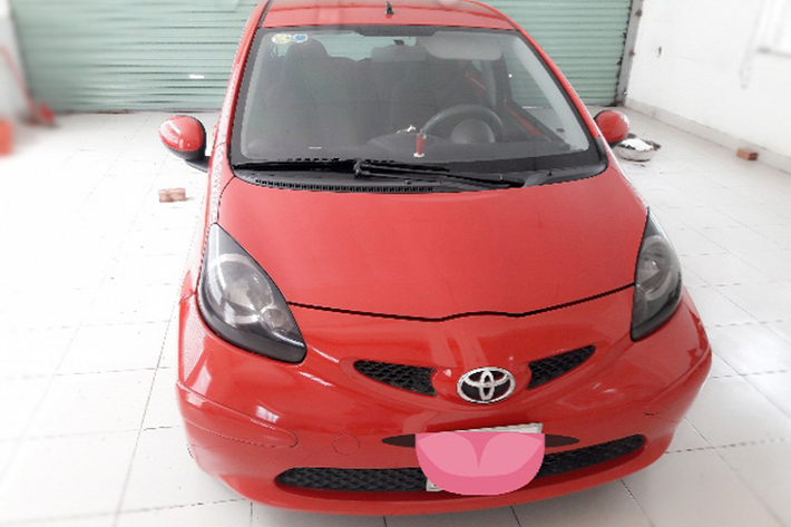 Rất tiếc, mẫu xe Aygo trong bài viết thuộc phiên bản số sàn, chính vì thế nó hơi kén người đi, không phù hợp với các chị em. Ngoài ra, hệ thống lái của Toyota Aygo được thiết kế để lái rất nhẹ nhàng giúp dễ dàng di chuyển trong đô thị, tuy nhiên không có vững vàng khi đi ở tốc độ cao.