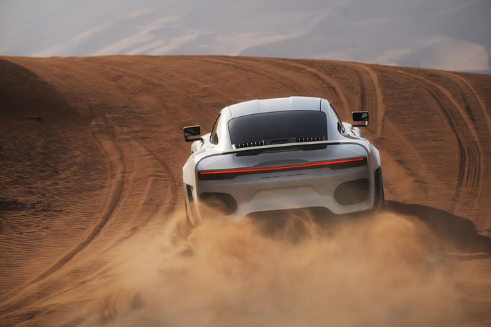 So với Porsche 911 Turbo S, Marsien độ việt dã này sở hữu thiết kế "gầm cao, mái thoáng" và "cơ bắp" hơn. Phần thân vỏ của Marsien được làm hoàn toàn bằng sợi carbon và do Alan Derosier - "fan cứng" của thương hiệu Porsche - thiết kế. Phần thân vỏ này có thể để nguyên dưới dạng sợi carbon trần hoặc sơn màu, tùy theo lựa chọn của khách hàng.