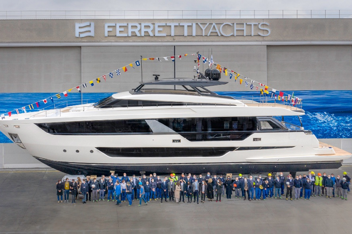 Siêu du thuyền Ferretti 1000 lái nóc (flybridge) đầu tiên được hạ thủy tại xưởng đóng tàu Catollica. Du thuyền thuộc về một khách hàng người Pháp. Hãng du thuyền Italy Ferretti cho biết đây là du thuyền thân rộng 100% đầu tiên của hãng. Các nhà thiết kế đã biến "sự tiện nghi" thành câu chân ngôn của siêu du thuyền này, mở rộng không gian sinh hoạt để tạo ra một ngôi nhà trên mặt nước.