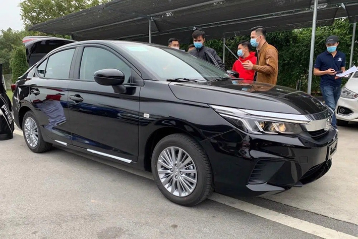 Vốn nhắm tới đối tượng khách hàng cá nhân chứ không phải theo đuổi nhu cầu của người dùng có nhu cầu tim xe để kinh doanh chạy dịch vụ như những đối thủ khác trong phân khúc sedan hạng B, giá xe Honda City 2021 vẫn khá cao sau khi nâng cấp. Hiện tại, Honda Việt Nam công bố 3 phiên bản của City mới là G, L và RS với mức giá bán lẻ đề xuất tương ứng là 529 triệu, 569 triệu và 599 triệu đồng.