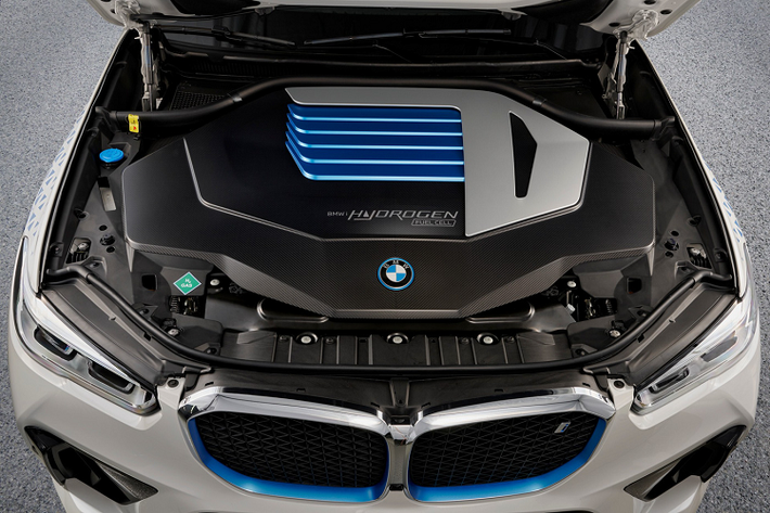 BMW iX5 Hydrogen được trang bị công nghệ pin tế bào nhiên liệu Hydro cùng công nghệ BMW eDrive thế hệ thứ 5. Với việc chuyển hóa Hydro thành điện năng trong hệ thống pin nhiên liệu, hệ thống này có thể sản sinh công suất 167 mã lực.