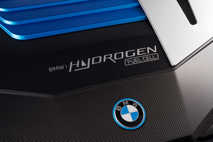 Ngoài ra, iX5 còn được trang bị thêm động cơ điện phát triển từ công nghê BMW eDrive thế hệ thứ 5 từng được sử dụng trên BMW iX. Khi kết hợp với động cơ điện, hệ thống pin Hydro này có thể cung cấp mức công suất để mức công suất đầu ra có thể lên tới 369 mã lực tùy thuộc vào một số tình huống thao tác lái xe. Từ đây, động cơ kết hợp này có thể đem tới trải nghiệm lái xe đặc trưng của thương hiệu.