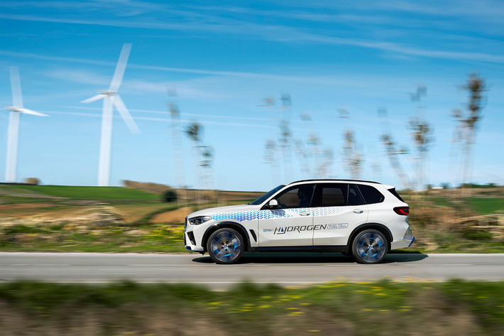 Tuy BMW iX5 Hydrogen hoàn toàn mới chỉ là một mẫu Concept với mục tiêu thu thập phản ứng của khách hàng nhưng trong tương lai, Hydro hoàn toàn có thể trở thành một yếu tố giúp thay thế các loại nhiên liệu truyền thống và có thể được ứng dụng một cách rộng rãi.