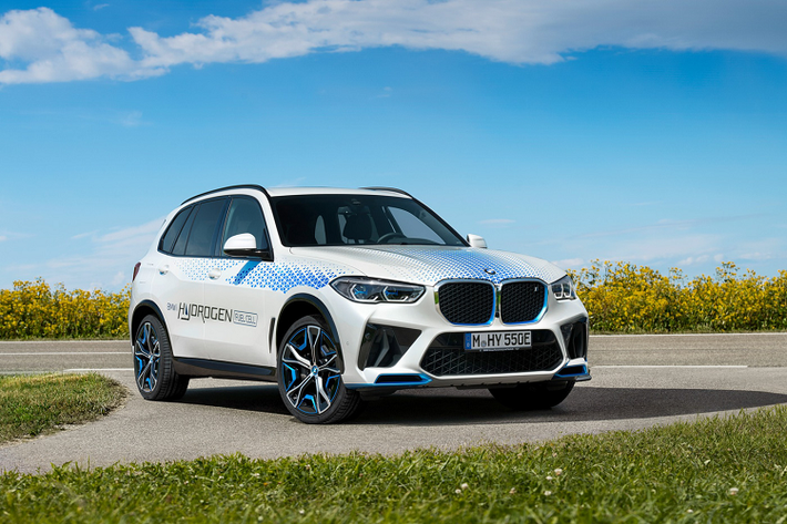 BMW iX5 Hydrogen 2022 mới là mẫu xe SAV kết hợp giữa yếu tố sang trọng, hiện đại cùng hệ truyền động đột phá cùng sự tiện lợi và tính linh hoạt vốn có của những mẫu xe thuộc dòng BMW X. Tuy nhiên, chiếc SAV cũng được trang trí với các chi tiết màu xanh cá tính đặc trưng của những chiếc BMW i.