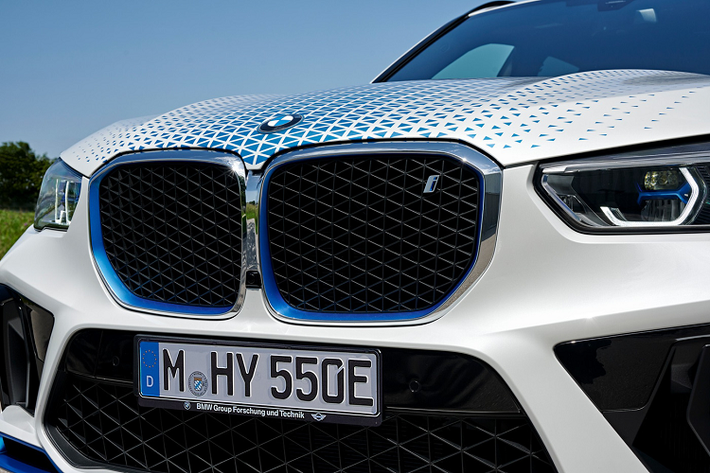 BMW iX5 sở hữu diện mạo thể thao với các hốc gió lớn cùng thiết kế góc cạnh được mở rộng nhằm tăng diện mạo hầm hố của phiên bản. Các chi tiết như cánh gió phía sau và bộ phận khuếch tán của chiếc iX5 cũng có thiết kế độc đáo. Ngoài ra, các tấm lưới trang trí như hệ thống lưới tản nhiệt hình quả thận, hốc gió phía dưới cũng như hai hốc gió lớn bên cản cũng như khuếch tán sau đều được sản xuất bằng phương pháp in 3D tại phân xưởng của BMW.