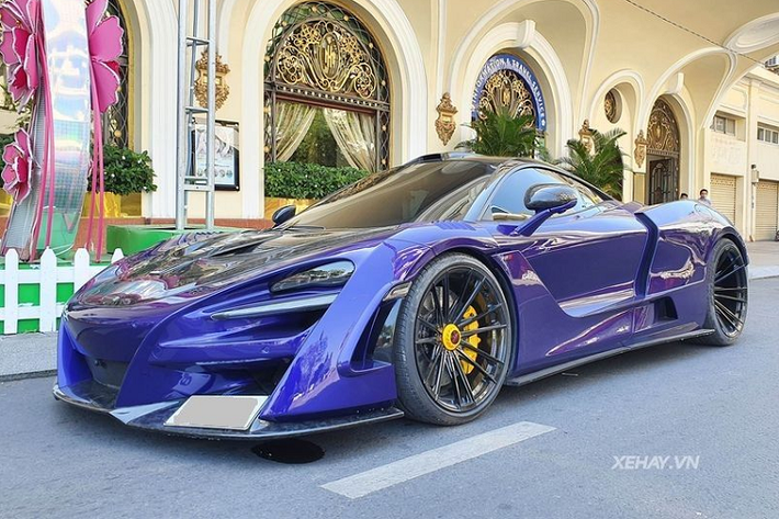Với màu sơn ngoại thất tím Lantana Purple, siêu xe McLaren 720S luôn trở thành tâm điểm gây chú ý mỗi khi xuất hiện trên đường phố, lần này cũng không ngoại lệ.