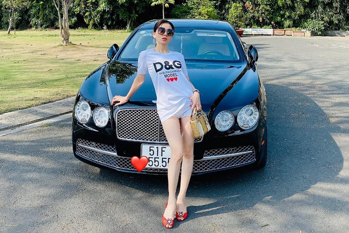 Điều đáng quan tâm là trước đó, doanh nhân Đức Huy cũng hay di chuyển trên chiếc xe siêu sang Bentley Flying Spur đời cũ mang biển số tứ quý 5. Tuy nhiên, sau khi ly hôn với Lệ Quyên, ông Đức Huy không sử dụng chiếc xe này và mới đây đã bật mí chọn mua một chiếc Bentley Flying Spur đời mới.