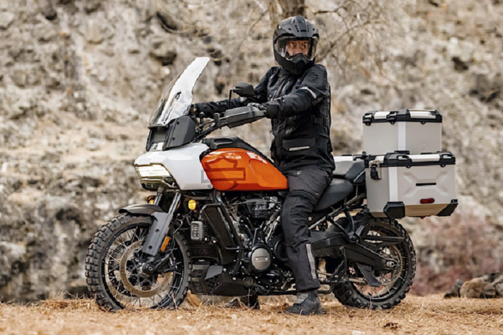 Thương hiệu mô tô lừng danh nước Mỹ Harley-Davidson đã chính thức tung ra Pan America, mẫu mô tô địa hình đa dụng mà hãng đã ấp ủ từ lâu. Xe bán ra vào tháng 3/2021, giá xe Harley-Davidson Pan America 2021 mới khởi điểm tại Mỹ là 17.319 USD (hơn 400 triệu đồng).