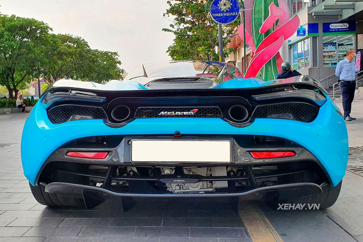 "Trái tim" của siêu xe 720S là khối động cơ V8 4.0L tăng áp kép cho ra công suất tối đa 720 mã lực và 770 Nm mô-men xoắn cực đại. Đi kèm với đó còn là hộp số ly hợp kép 7 cấp. Từ đó, McLaren 720S có thể bứt tốc từ 0 - 100km/h chỉ với 2,7 giây. Mức giá xe McLaren 720S tại các đại lý tư nhân ở Việt Nam khoảng hơn 20 tỷ đồng.