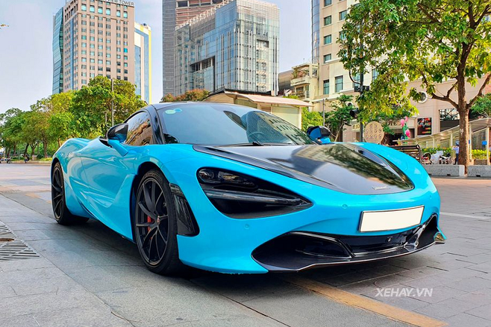 Siêu xe McLaren 720S hay 720S Spider là những mẫu xe đã quá quen mặt với dân nghiền xe tại Việt Nam. Với vẻ đẹp cuốn hút đầy tính khí động học và khả năng vận hành đỉnh cao, McLaren 720S đã chinh phục không biết bao đại gia trên khắp thế giới. Đối với siêu phẩm McLaren 720S trong bài viết, chiếc xe này mới được chủ nhân tân trang "bộ cánh" màu xanh da trời kết hợp cùng một số chi tiết như nắp ca-pô hay mui xe có màu đen tương phản.