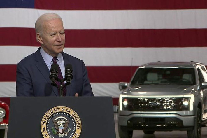 Trong khi Tổng thống Joe Biden phát biểu tại nhà máy, có thể nhìn thấy một nguyên mẫu Ford F-150 Lightning 2022 mới màu bạc không mang bất kỳ lớp ngụy trang nào. Đây rất có thể là sự cố từ phía nhà máy của Ford khi chiếc xe xuất hiện một cách rất rõ ràng ở ngay phía sau.